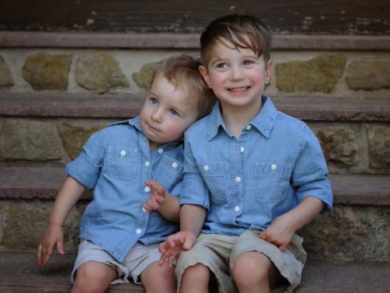 Dax Serbin(左)和他的弟弟Xander. 现年5岁的达克斯出生时患有法洛四联症. (图片来源:Gretchen Whitehurst)