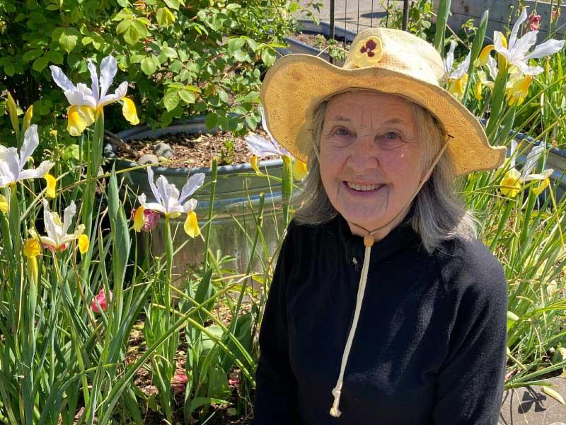中风幸存者Joyce Moty在她帮助在Bradner花园公园建立的社区花园. (图片来源:Joyce Moty)